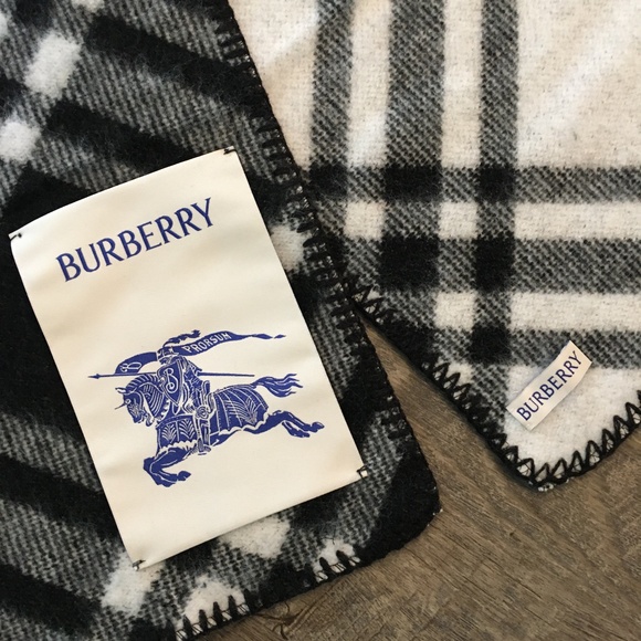 Burberry Check Wool Scarf - Picture 4 of 5